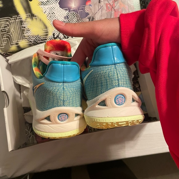 Kyrie low 4 “sue fresh” - Picture 4 of 5